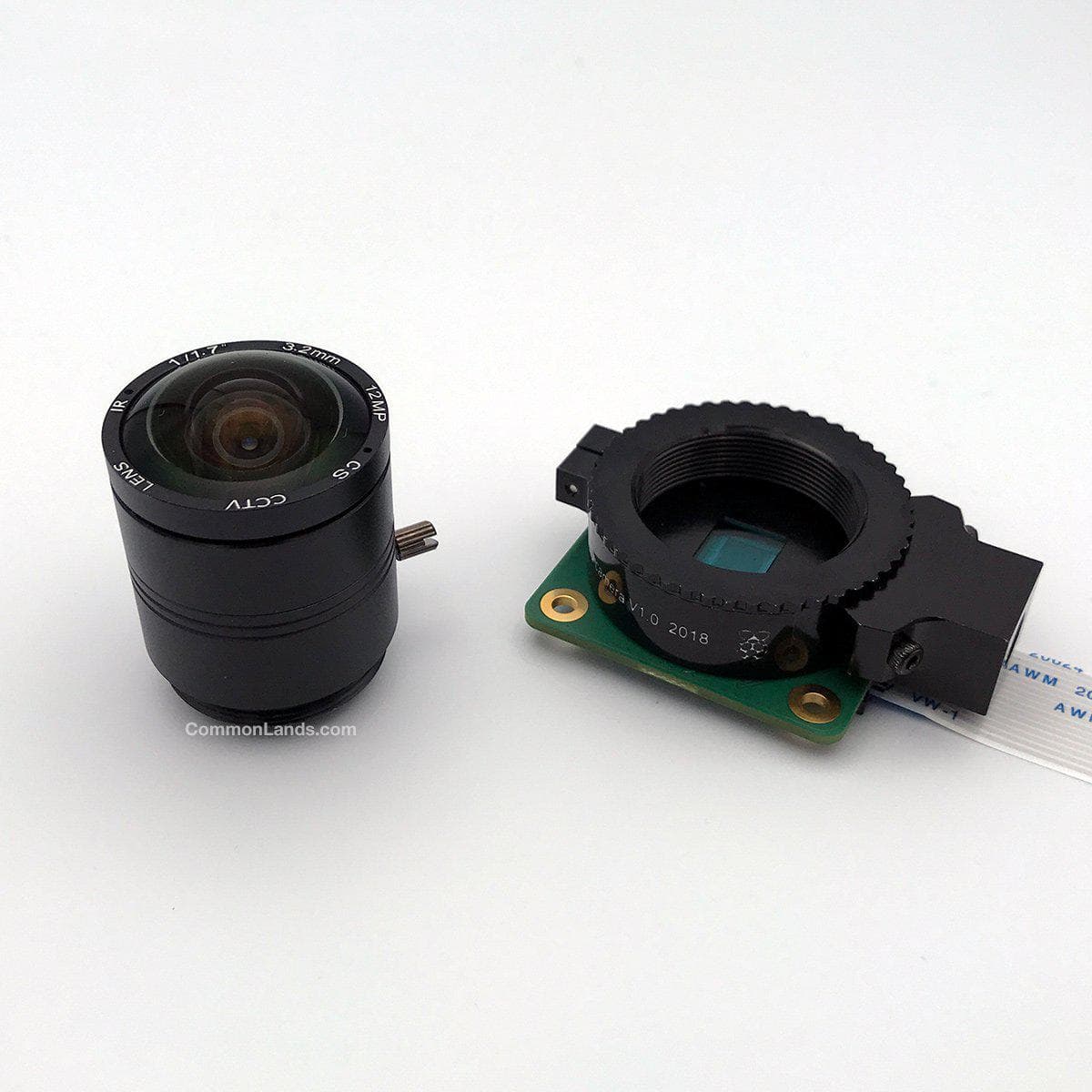 Das CommonLands CIL03.2-F1.8-CSNOIR 3.2mm EFL Objektiv ist neben der Raspberry Pi HQ Kamera abgebildet.